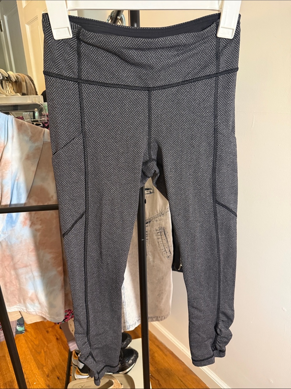 lululemon athletica Grey Chevron Cropped Leggings with Side Pockets